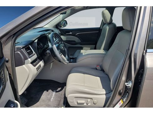 Used 2016 Toyota Highlander Limited w/ Driver Technology Package FWD image 11