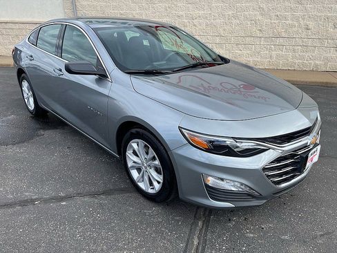 Used 2025 Chevrolet Malibu LT image 2
