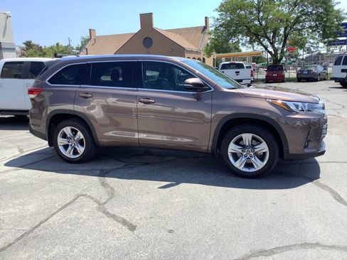 Used 2017 Toyota Highlander Limited AWD/4WD image 10