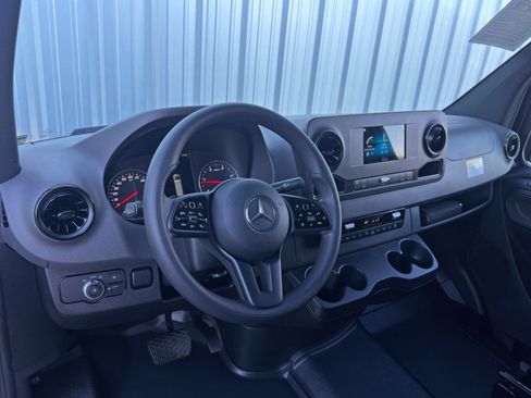 Used 2024 Mercedes-Benz Sprinter 2500 image 13