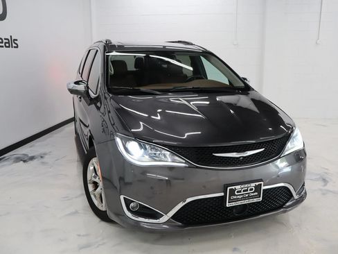 Used 2017 Chrysler Pacifica Limited FWD image 2