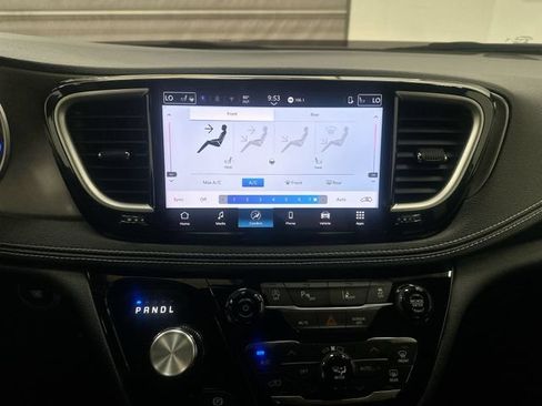Used 2025 Chrysler Pacifica Select FWD image 17