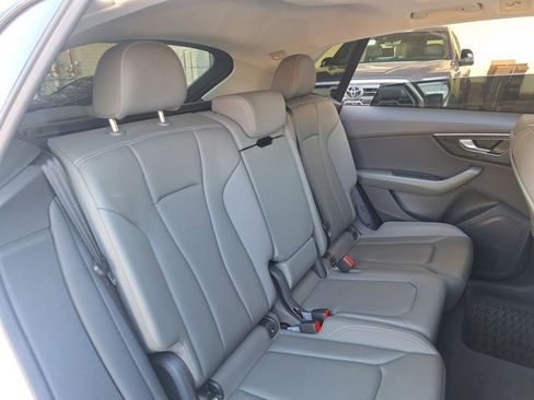 Used 2022 Audi Q8 Premium image 19