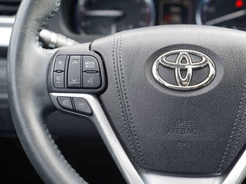 Used 2016 Toyota Highlander XLE AWD/4WD image 19