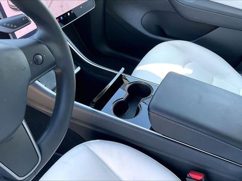 Used 2021 Tesla Model Y Long Range image 17