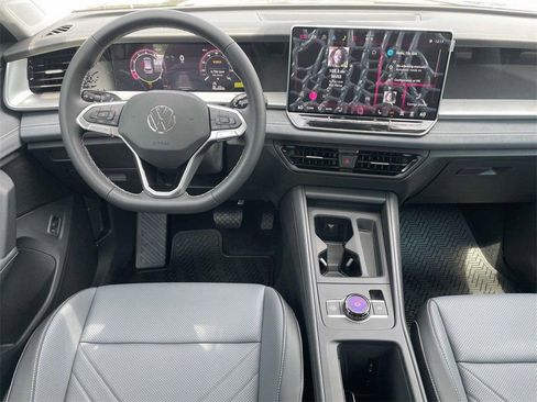 New 2025 Volkswagen Tiguan SE FWD image 18