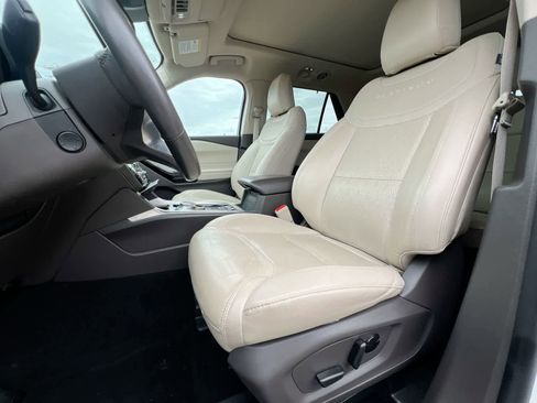 Certified 2023 Ford Explorer Platinum w/ Technology Package AWD/4WD image 16