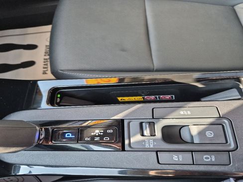 Used 2024 Toyota Prius XLE FWD image 19