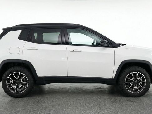 Used 2025 Jeep Compass Trailhawk w/ Trailer Tow Group AWD/4WD image 11