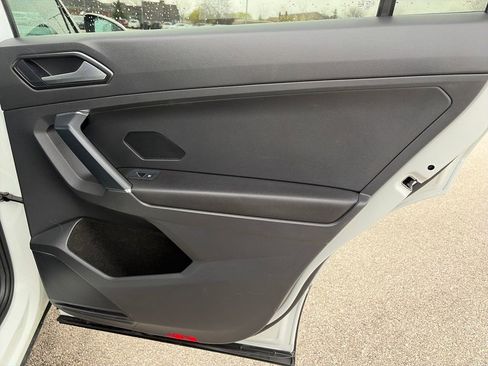 Used 2018 Volkswagen Tiguan SEL Premium image 28