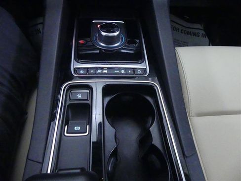 Used 2020 Jaguar F-PACE Premium image 15