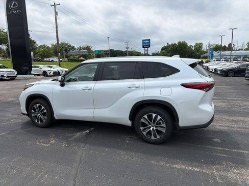 Used 2023 Toyota Highlander XLE AWD/4WD image 31