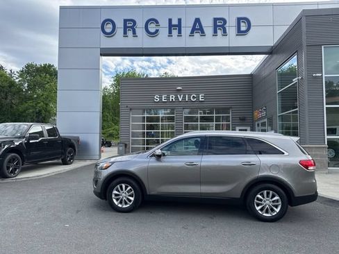 Used 2016 Kia Sorento AWD w/ LX Convenience Package image 2