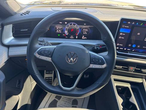 Used 2025 Volkswagen Tiguan SE R-Line image 12