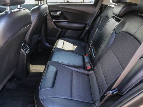 Used 2022 Kia Niro EX image 17