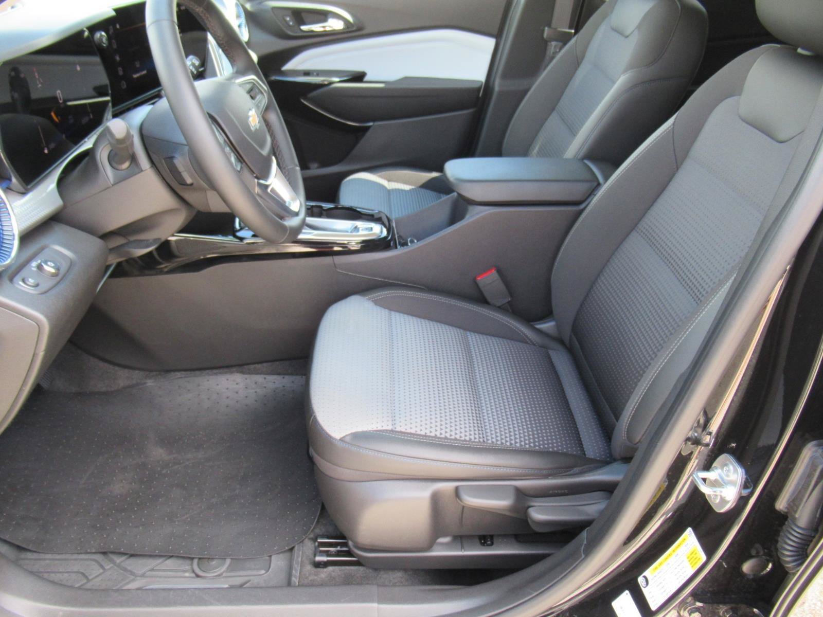 Used 2025 Chevrolet Trax LT w/ Driver Confidence Package FWD image 17