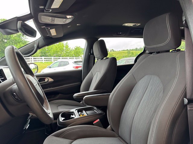 Used 2023 Chrysler Pacifica Touring FWD image 3