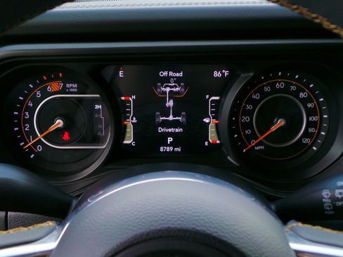 Used 2024 Jeep Wrangler Unlimited Sahara AWD/4WD image 32