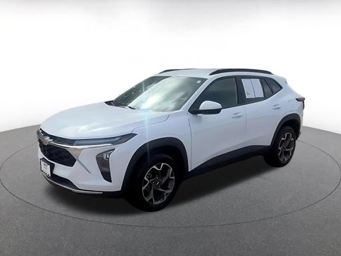 Used 2025 Chevrolet Trax LT w/ LT Convenience Package FWD image 7