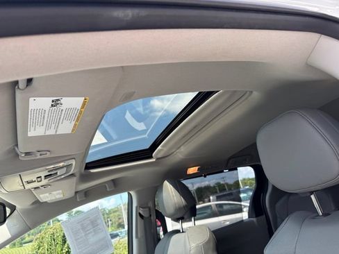 Used 2023 Toyota Sienna XLE FWD image 20