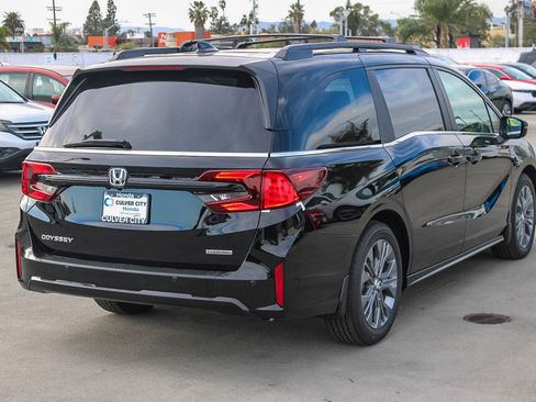 New 2026 Honda Odyssey Touring image 9