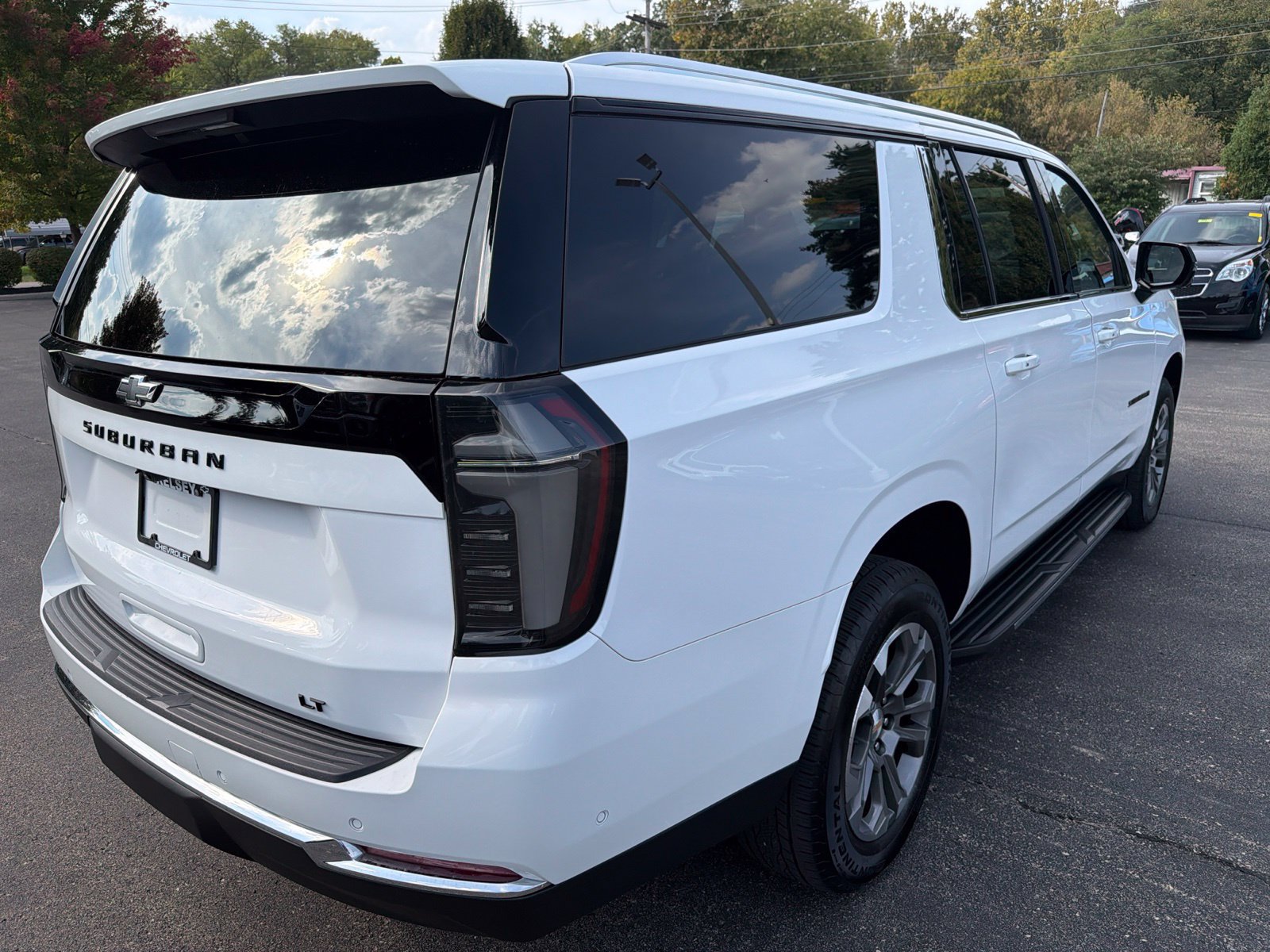 Used 2025 Chevrolet Suburban LT w/ Comfort Package AWD/4WD image 5