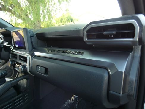 Used 2025 Toyota Tacoma TRD Sport image 37