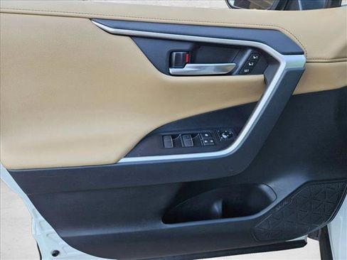 Used 2020 Toyota RAV4 Limited image 12