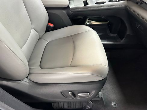 Used 2025 Toyota Sienna XLE image 65