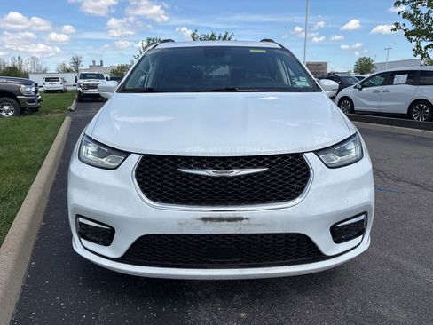 Used 2022 Chrysler Pacifica Touring-L image 2