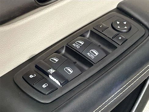 Used 2024 Chrysler Pacifica Touring-L FWD image 20