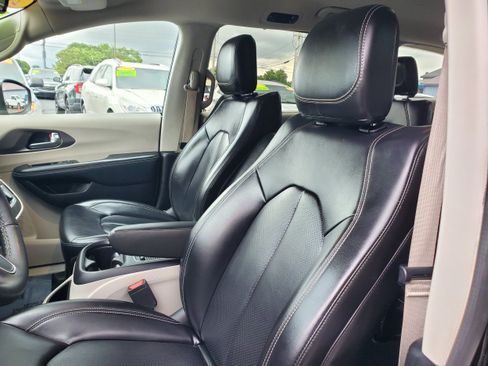Used 2023 Chrysler Pacifica Touring-L FWD image 12