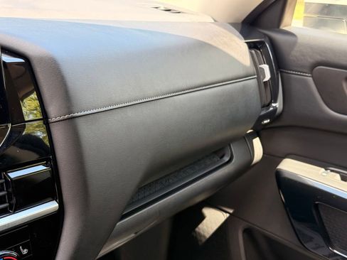 Used 2025 Nissan Pathfinder SV FWD image 19