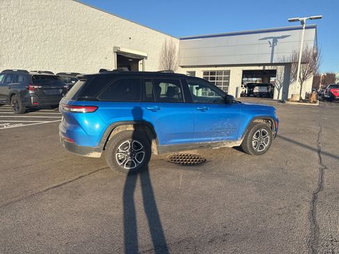 Used 2022 Jeep Grand Cherokee Trailhawk w/ Luxury Tech Group III image 13