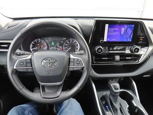 Used 2025 Toyota Highlander LE FWD image 18