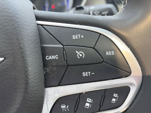 Used 2023 Chrysler Pacifica Touring-L w/ Uconnect Theater Family Group AWD/4WD image 16