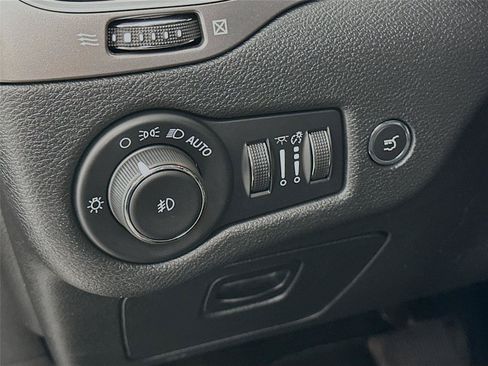 Used 2022 Jeep Cherokee Latitude Lux AWD/4WD image 14