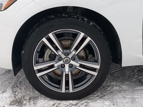 Used 2021 Volvo XC60 T5 Momentum w/ Premium Package image 13
