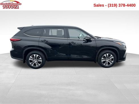 Certified 2023 Toyota Highlander XLE image 6