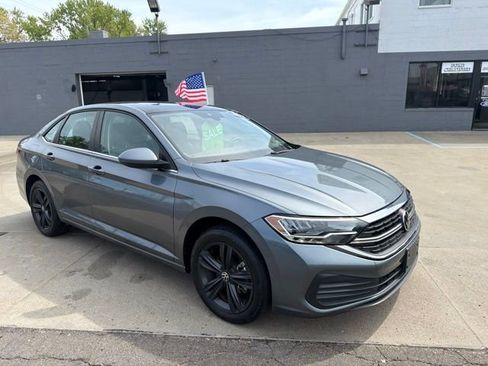 Used 2022 Volkswagen Jetta SE w/ Panoramic Sunroof Package FWD image 2