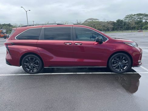 Used 2022 Toyota Sienna XSE image 4