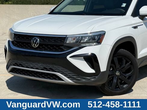 Used 2023 Volkswagen Taos SE w/ Panoramic Sunroof Package FWD image 2