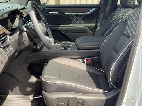 Used 2025 GMC Acadia Denali image 5