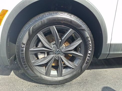 Used 2024 Volkswagen Tiguan SE FWD image 4