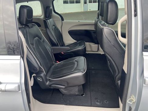 Used 2023 Chrysler Pacifica Limited image 17
