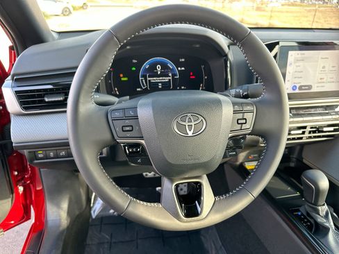 Used 2025 Toyota Camry SE image 14