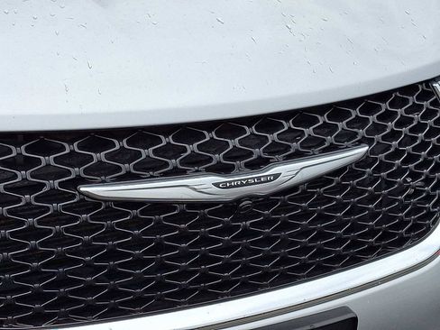 Used 2023 Chrysler Pacifica Touring-L image 35