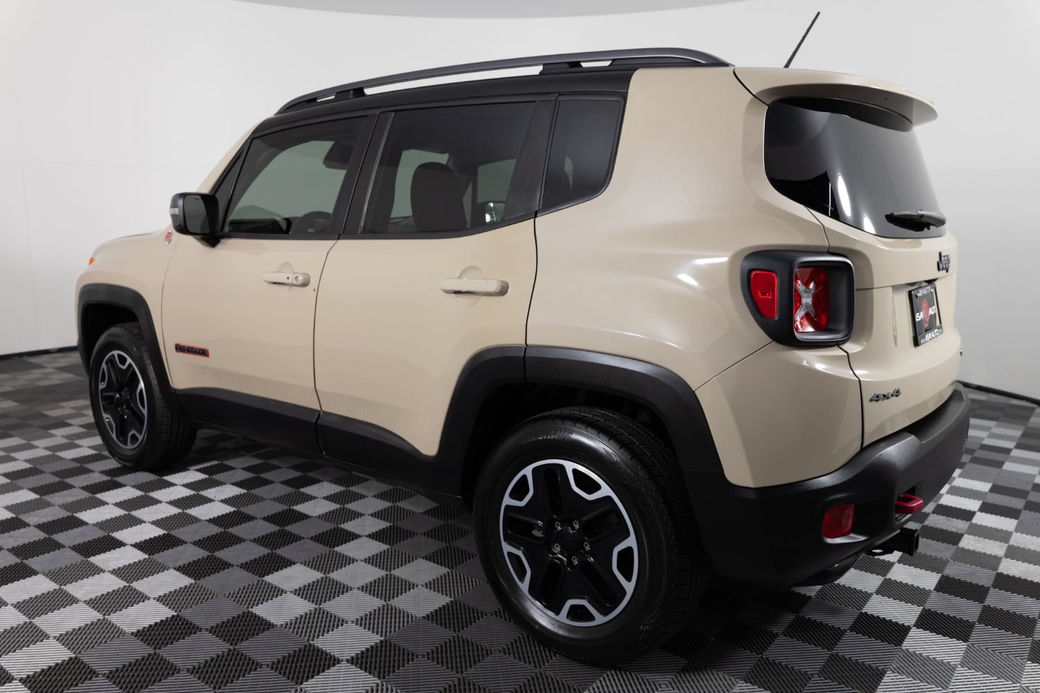 Used 2015 Jeep Renegade Trailhawk w/ Popular Equipment Group AWD/4WD image 4