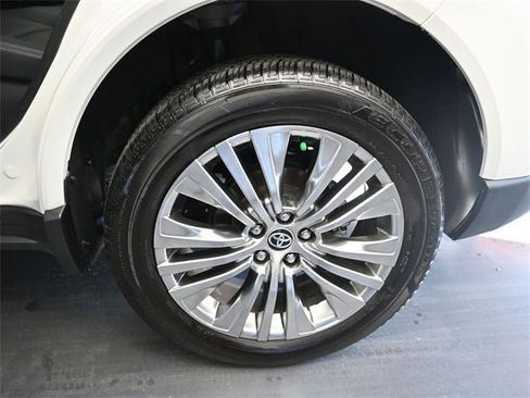 Used 2021 Toyota Venza Limited w/ Advanced Technology Package image 16
