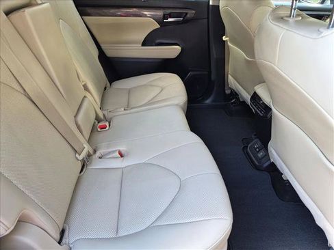 Used 2023 Toyota Highlander Limited FWD image 21